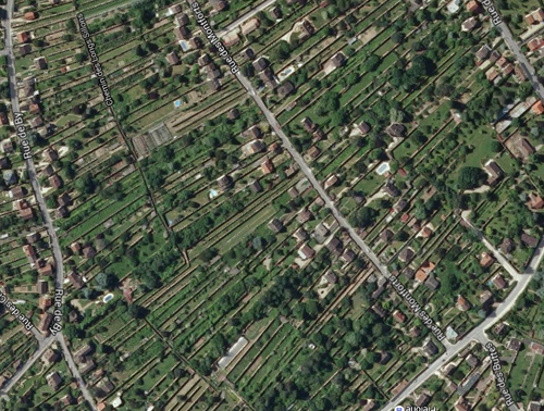 Часть сегодняшнего города Томери, видимая на картах Google. Старые фруктовые стены по-прежнему доминируют в пейзаже. Дома были построены позже.